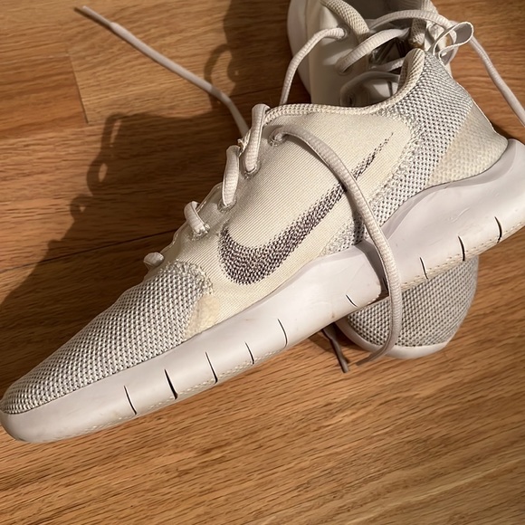 Nike cross training white womens sneakers - Picture 3 of 8